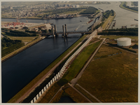 1986-966 Vogelvluchtoverzicht van het Calandkanaal bij de Calandbrug en de Rozenburgsesluis met het windscherm tussen ...