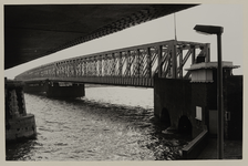 1987-1594 De Willemsbrug over de Nieuwe Maas, gezien vanaf het Bolwerk onder de Spoorbrug in zuidelijke richting.