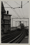 1987-1603 Een naderende NS-trein op de spoorbaan over de Wijnhaven, op het spoortraject Rotterdam-Dordrecht. In de ...