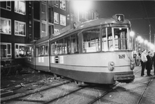 1987-347 Verkeersongeval na aanrijding met een personenauto nabij de Grote Visserijstraat. De ontspoorde tram lijn 4 ...