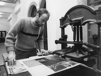1987-444 Academie van Beeldende Kunsten aan de Blaak 10.Student bezig met linodrukken.