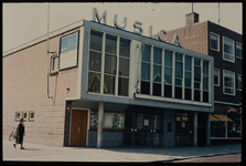 1992-3666 Het wijkgebouw Musica aan De Lugt in Overschie.