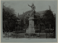IV-281_3 Standbeeld van Piet Hein uit 1870 aan het Piet Heynsplein in Delfshaven.