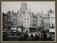 IX-1092 De Grotemarkt met rechts het standbeeld van Erasmus, links het Steiger en in het midden de Wijde Marktsteeg. Op ...