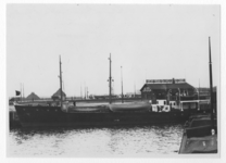 IX-1874 Merwehaven met schip de Optimist. Rechts op de achtergrond het koffiehuis van de Volksbond tegen Drankmisbruik ...
