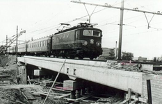 IX-7-01-03 Gezicht op het nieuwe spoorwegviaduct (waar de trein over heen rijdt) over de gesplitste Abraham van Stolkweg.