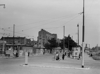 IX-960 De Goudsesingel met links noodwinkels.op de achtergrond het Oostplein met molen De Noord en het gebouw van de ...