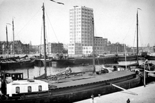 VII-166-04 Gezicht op de Coolhaven met op de achtergrond het GEB-gebouw.