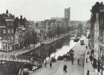 VIII-36-00-00-04 De Delftsevaart met de Galerijbrug, rechts het Haagseveer.Op de achtergrond de toren van de ...