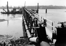 X-103-00-07-21 Bouw van de Van Brienenoordbrug over de Nieuwe Maas.Buizen voor opspuiting van de afritten.Gezien vanaf ...