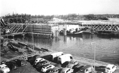 X-87-16 Het bouwen van de Beukelsbrug over de Delfshavense Schie.