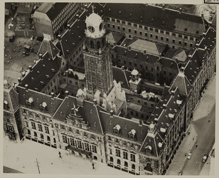 XII-58-02-22 Luchtopname van het stadhuis aan de Coolsingel, gebouwd tussen 1914 en 1920 naar het ontwerp van architect ...