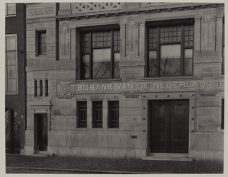 XIV-144-03-11 Voorgevel van de Bijbank Nederlandse Bank aan de Rottekade.