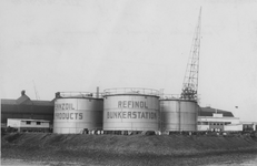 XIV-308-01-01 Tanks van de Refinol Oil Company aan de Galileistraat. Rechts de Vliethaven.