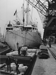 XIV-355-00-04 In de Merwehaven wordt vrachtschip Kamerun uit Hamburg gelost door N.V. Stuwadoorsmaatschappij Muller-Progress.