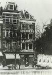 XIV-426-03 Haringvliet, pand van kantoorboekhandel en elektrische drukkerij G.B.'t Hooft, rechts de Koestraat.