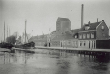 XV-2 Gezicht op de distilleerderij aan de Aelbrechtskade bij de Delfshavense Schie.