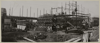 XVII-48-24 Bouwmaterialen en steigers voor de bouw van een nieuw spoorwegviaduct aan de Schiekade.