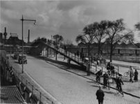 XVII-56-03 Loopbrug over het spoortracé in de 2e Rosestraat.