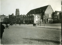 XVIII-376 De Meent, rechts de Sint-Rosaliakerk (Leeuwenstraat), links de Westewagenstraat, op de achtergrond de toren ...
