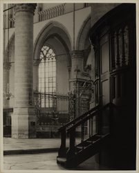 XVIII-78-02-2 Het interieur met het gestoelte van de Sint-Laurenskerk aan het Grotekerkplein.