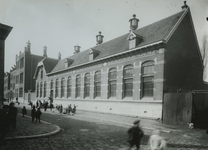 XXII-53 Openbare school voor Gewoon Lager Onderwijs, en bewaarschool aan de Pootstraat, uit het noordwesten.