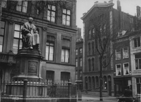 XXVI-17-01-01 Het Van Hogendorpsplein met het standbeeld van Gijsbert Karel Van Hogendorp en het Schielandshuis, rechts ...