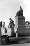 XXVI-32-01 Gezicht op het monument Van 't Hoff aan de 's-Gravendijkwal.