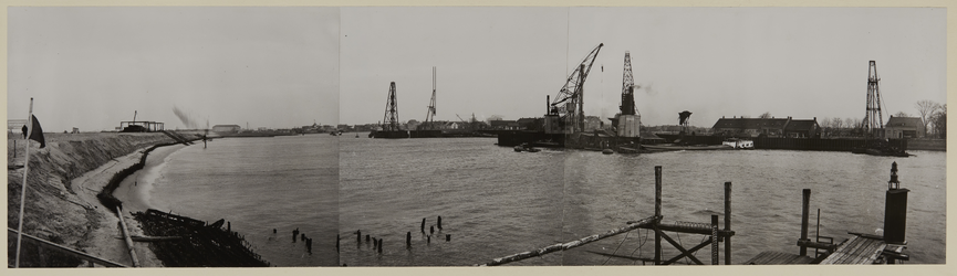 XXXI-358-02-08 De bouw van de stormvloedkering bij de Algerabrug over de Hollandse IJssel tussen Capelle aan den IJssel ...