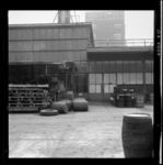 14515 Pallets en houten en metalen vaten op een terrein bij de Jaminfabriek aan de Hugo de Grootstraat.