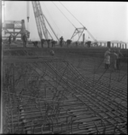 1493 Werklieden bij betonvlechtwerk voor bouwwerkzaamheden aan een kademuur aan de Waalhaven.