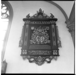 17327 Een rouwbord in de Oude Kerk van Charlois voor de in 1782 overleden Wilhelmina den Hertig, ambachtsvrouwe van Charlois.