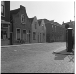 17810 De Overschiese Dorpsstraat bij de Grote Kerk, ter hoogte van huisnummers 84 en hoger. Rechts zijn nog net een ...
