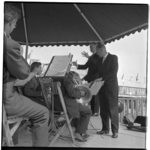 19479 Muziekoptreden in een verplaatsbare muziektent bij de Kruiskade ter gelegenheid van het slaan van de eerste paal ...