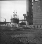 1948 Bouw van een schoorsteen van de GEB-centrale aan de Galileïstraat, op de achtergrond de gasfabriek.