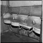 19562 Slechte werkomstandigheden met vervuilde wasbakken bij een klein bedrijfje aan de Naaldwijkstraat op de hoek van ...