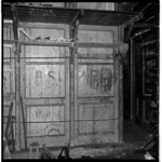 19564 Slechte werkomstandigheden met vieze deuren bij een klein bedrijfje aan de Naaldwijkstraat op de hoek van de ...