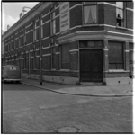 19566 Bedrijfspand aan de Naaldwijkstraat, ter hoogte van nummer 28a, met rechts de Kettingstraat. De naam die op de ...