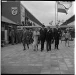 19792 Opening van het winkelcentrum de Binnenban in Hoogvliet door burgemeester G.E. van Walsum. Achter de burgemeester ...