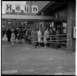 19793 Drukte in de rij bij de Albert Heijn bij de opening van het winkelcentrum de Binnenban in Hoogvliet.