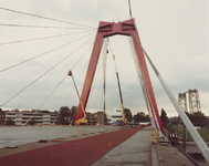1981-678 Het verven van de kabels tijdens de bouw van de Willemsbrug over de Nieuwe Maas.