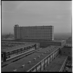 20242 Overzicht op het winkelcentrum de Binnenban met op de achtergrond een flatgebouw aan de Kinheim en op de ...