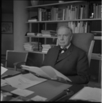 20649 Portret van dr. K.P. van der Mandele, voorzitter van de Kamer van Koophandel aan de Coolsingel, in zijn werkkamer ...