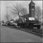 20881 Transport van bomen op de Breeweg, met op de achtergrond de rooms-katholieke kerk van de Heilige Kruisvinding.