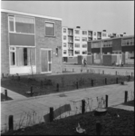 20956 Zicht op woningen aan de Endeldijk, met vooraan het huis met nummer 1 met tuin, en rechts waarschijnlijk de ...