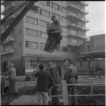 22817 Verplaatsing van het standbeeld van Erasmus voor de bouw van de metro. Op de achtergrond het Erasmushuis van de ...
