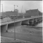 22952 Trams rijden over de Verlengde Willemsbrug terwijl deze nog wordt afgebouwd. Op de voorgrond de Hertekade.stadsd