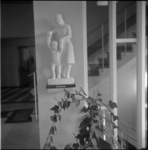 23121 Sculptuur van een moeder met kind in het Dijkzigt Ziekenhuis aan het Dr. Molewaterplein.