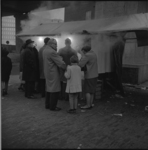 23630 Klanten hebben zich verzameld bij een marktkraam op de markt op de Binnenrotte onder het spoorviaduct.