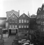 26388 Binnenplaats met bedrijfspanden op een voormalig hofje dat bereikbaar was via de Mauritsstraat 81. Op de ...